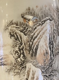 Vase en porcelaine de Chine &agrave; d&eacute;cor d'un paysage hivernale, sign&eacute; He Xuren 何許人, dat&eacute; 1934