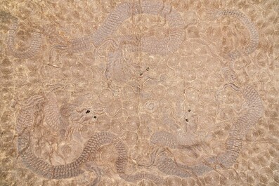 Grand tapis mural en soie brod&eacute;e au fil m&eacute;tallique &agrave; d&eacute;cor de trois dragons, Japon, Edo, 18/19&egrave;me