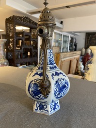 Vase en porcelaine de Chine en bleu et blanc transform&eacute; en verseuse pour le march&eacute; ottoman, Jiajing