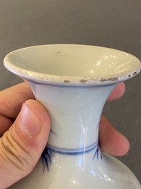 Vase en porcelaine de Chine en bleu et blanc &agrave; d&eacute;cor d'un moine et d'un po&egrave;me, Kangxi