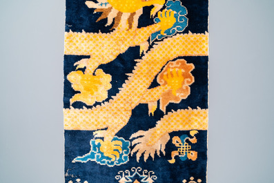 Een Chinees zijden 'draken' tapijt, 19e eeuw