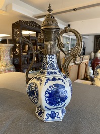 Een Chinese blauw-witte vaas met vergulde bronzen monturen omgevormd tot kan voor de Ottomaanse markt, Jiajing