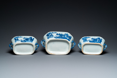 Een Chinees blauw-wit 53-delig servies, Qianlong