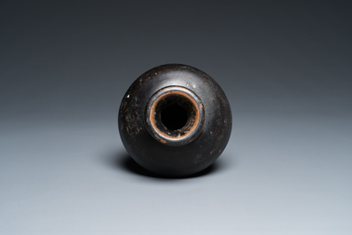 A Vietnamese black-glazed vase, L&ecirc; triều 家黎, 14/15th C.