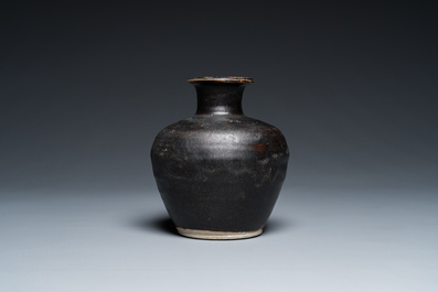 Vase en gr&egrave;s porcelaineux &agrave; &eacute;mail noir, Vietnam, L&ecirc; triều 家黎, 14/15&egrave;me