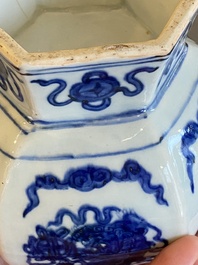 Een Chinese blauw-witte vaas met vergulde bronzen monturen omgevormd tot kan voor de Ottomaanse markt, Jiajing