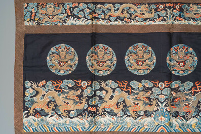 Een Chinees met goud- en zilverdraad geborduurd zijden paneel met draken, Qing