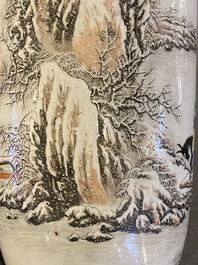 Vase en porcelaine de Chine &agrave; d&eacute;cor d'un paysage hivernale, sign&eacute; He Xuren 何許人, dat&eacute; 1934