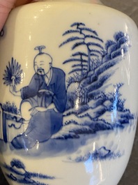 Vase en porcelaine de Chine en bleu et blanc &agrave; d&eacute;cor d'un moine et d'un po&egrave;me, Kangxi