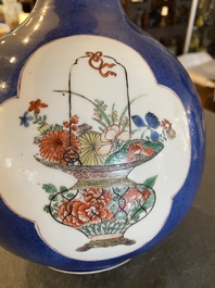 Vase de forme bouteille en porcelaine de Chine famille verte &agrave; fond bleu poudr&eacute;, Kangxi