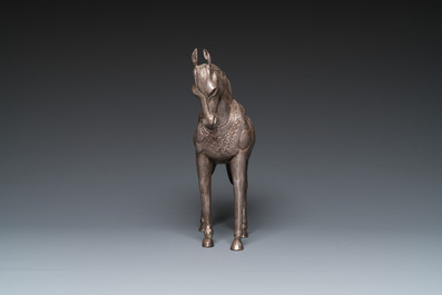 Een Chinees zilveren model van een paard en een paar armbanden, 19/20e eeuw