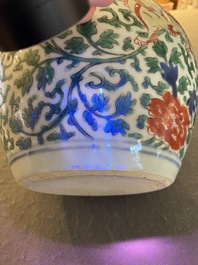 Een Chinese wucai pot met boeddhistische leeuwen, Shunzhi