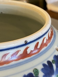 Een Chinese wucai pot met boeddhistische leeuwen, Shunzhi