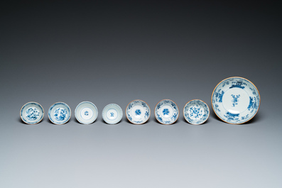 Elf Chinese blauw-witte schotels, zeven koppen en een kom, Kangxi/Qianlong