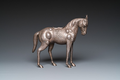 Un mod&egrave;le d'un cheval et une paire de bracelets en argent, Chine, 19/20&egrave;me