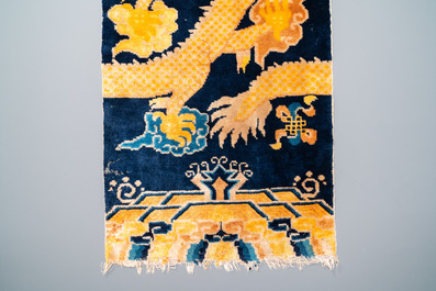 Een Chinees zijden 'draken' tapijt, 19e eeuw
