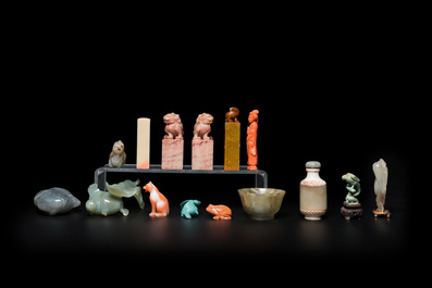 20 sculptures en corail, jade, pierre &agrave; savon et autres pierres, Chine, 19/20&egrave;me