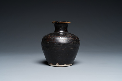 Vase en gr&egrave;s porcelaineux &agrave; &eacute;mail noir, Vietnam, L&ecirc; triều 家黎, 14/15&egrave;me