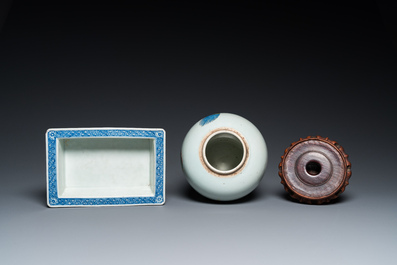 A Chinese famille rose jar and a rectangular blue and white jardini&egrave;re, 18/19th C.