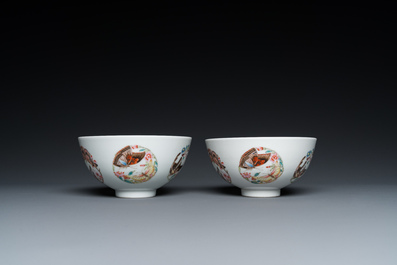 Paire de bols en porcelaine de Chine famille rose &agrave; d&eacute;cor de papillons, marque de Yongzheng, probablement R&eacute;publique
