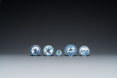 16 stukken Chinees blauw-wit porselein, Kangxi/Qianlong