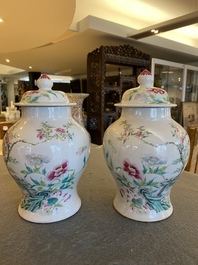 Paire de vases couverts en porcelaine de Chine famille rose, 19&egrave;me