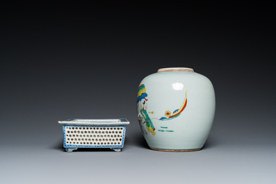A Chinese famille rose jar and a rectangular blue and white jardini&egrave;re, 18/19th C.