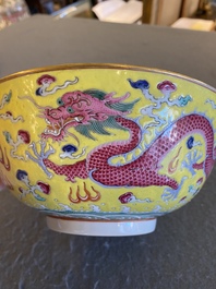 Bol en porcelaine de Chine famille rose &agrave; fond jaune, marque et &eacute;poque de Xuantong