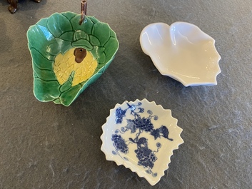 Trois lave-pinceaux en porcelaine de Chine en bleu et blanc, blanc de Chine et &agrave; &eacute;mail sancai, 18/19&egrave;me