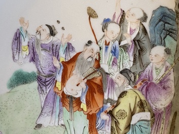 Een Chinees famille rose 'onsterfelijken' bord, Jiaqing merk en periode