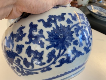 Een Chinese blauw-witte kom met lotusslingers, Kangxi