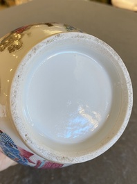 Vase de forme bouteille en porcelaine de Chine famille rose &agrave; d&eacute;cor des 18 Luohans, 19&egrave;me