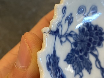 Trois lave-pinceaux en porcelaine de Chine en bleu et blanc, blanc de Chine et &agrave; &eacute;mail sancai, 18/19&egrave;me