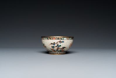 Tasse et soucoupe en porcelaine de Chine famille verte &agrave; fond craquel&eacute; aux montures en cuivre dor&eacute;, Kangxi