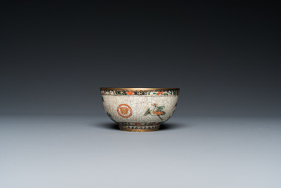 Tasse et soucoupe en porcelaine de Chine famille verte &agrave; fond craquel&eacute; aux montures en cuivre dor&eacute;, Kangxi