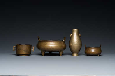 Drie Chinese bronzen wierookbranders en een met zilver ingelegde bronzen vaas, Qing