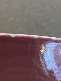 Assiette en porcelaine de Chine en rouge de cuivre monochrome, marque et &eacute;poque de Qianlong