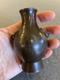 Vase de forme 'hu' en bronze incrust&eacute; d'argent, Chine, 17/18&egrave;me