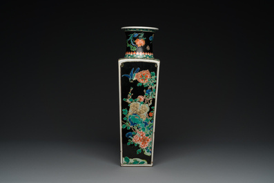 Vase de forme carr&eacute;e en porcelaine de Chine famille noire, Kangxi