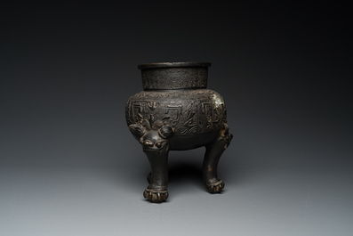 Een Chinese bronzen driepotige 'taotie' wierookbrander, Ming