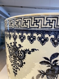 Importante jardini&egrave;re cylindrique en porcelaine de Chine en bleu et blanc &agrave; d&eacute;cor 'sanduo', Qianlong
