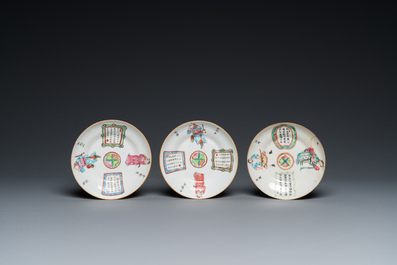 Quatre tasses et trois soucoupes en porcelaine de Chine famille rose &agrave; d&eacute;cor 'Wu Shuang Pu', marque et &eacute;poque de Daoguang