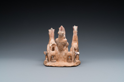 Een beschilderde terracotta groep met paarden die een kar trekken, Cyprus, ca. 8e eeuw v.C.