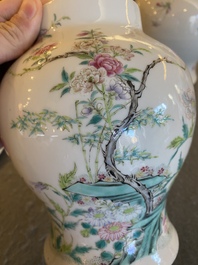 Paire de vases couverts en porcelaine de Chine famille rose, 19&egrave;me