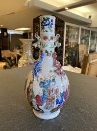 Vase de forme bouteille en porcelaine de Chine famille rose &agrave; d&eacute;cor des 18 Luohans, 19&egrave;me