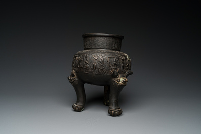 Een Chinese bronzen driepotige 'taotie' wierookbrander, Ming