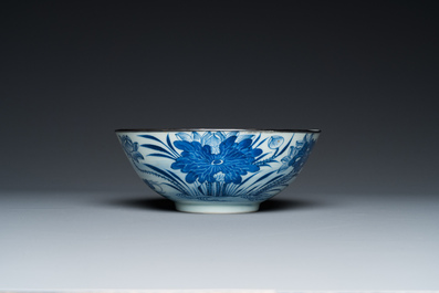 A Chinese blue and white 'Bleu de Hue' bowl for the Vietnamese market, Ngoạn ngọc 玩玉 mark, 19th C.