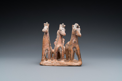 Groupe en terre cuite peinte figurant une cal&egrave;che aux chevaux, Chypre, ca. 8&egrave;me av. J.-C.