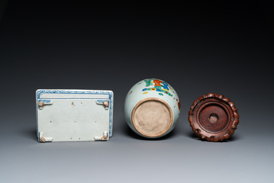 Un pot en porcelaine de Chine famille rose et une jardini&egrave;re en bleu et blanc, 18/19&egrave;me