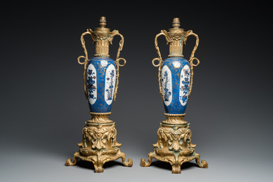 Paire de vases en porcelaine de Chine &agrave; fond bleu poudr&eacute; mont&eacute;s en lampe en bronze dor&eacute;, Kangxi et 19&egrave;me